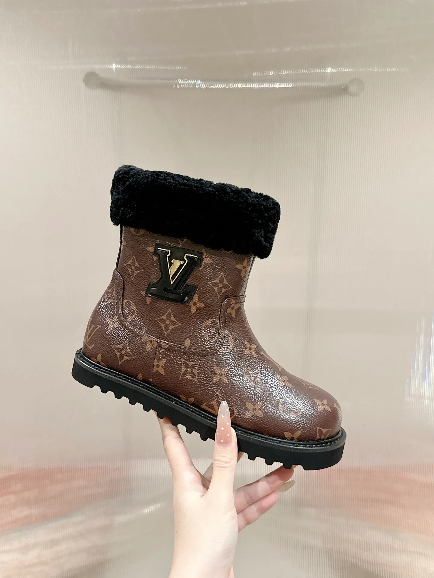 👟👟Ex-factory price 780👟👟 Louis Vuiton·Louis Vuitton 2025ss new LV Aspen Line series wool thick-soled Chelsea short boots fur boots snow boots Martin boots Original purchase, development and production This LV snow boots adopt the original lasting method. The materials are all original ones. Pay attention to the difference between the lower version and the molded rubber sole. The upper is decorated with three-dimensional carvings, which is full of high-end. The upper foot is really beautiful. ▪️Fabric: Cow suede/presbyopia leather ▪️Inner lining: original wool lining ▪️Outsole: original molded outsole ▪️Size: 35-40 (40 customized, non-returnable)